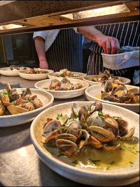 Bowls of clams in garlic and olive oil served as a seafood course at a Chesil Rectory wine dinner in Winchester